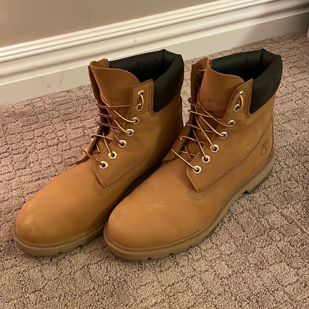 Men’s Timberland boots (size 9) - excellent condition!